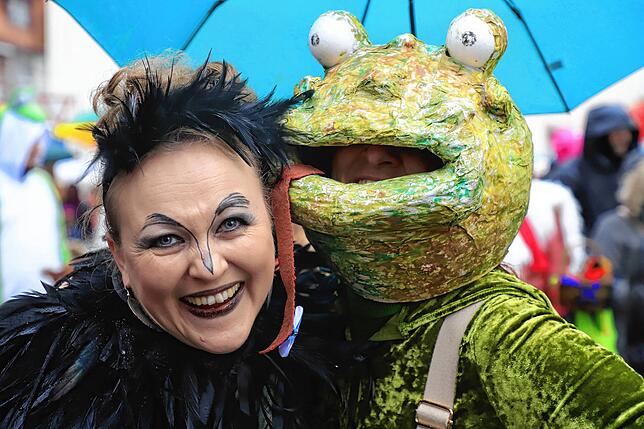 Bild 28: Überlingen am Schmotzigen Donnerstag: Bunte Bilder vom Kindergarten-Zug in der Altstadt
