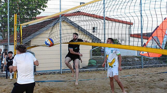 Beim Volleyballturnier in Hochemmingen gibt es interessante Ballwechsel, wobei einige der Bälle im Netz landen – sind ja schließlich ...