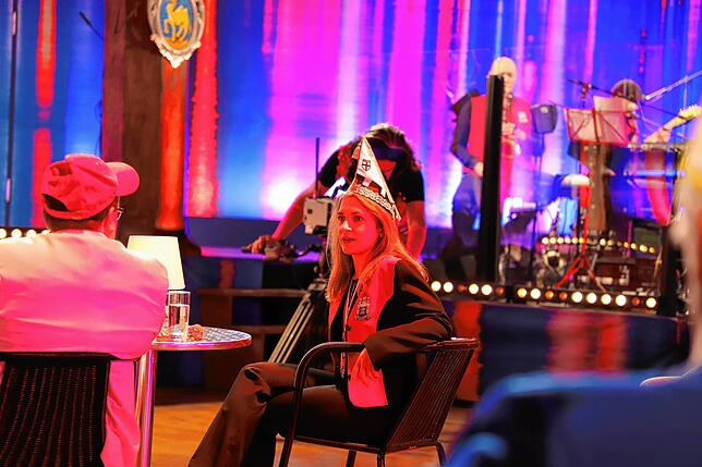 Chrissi Gondorf vertritt heute Abend Claudia Zähringer.