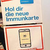 Impfzertifikate in digitaler Form oder im Kartenformat werden in den Apotheken immer noch ausgestellt.