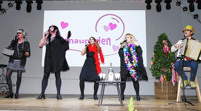 Mit ihrem Auftritt als „Donauperlen“ und ihrer Ode auf die Stettener Bockmilch brachten (von links) Hudl Ann Roland Klaß, ...