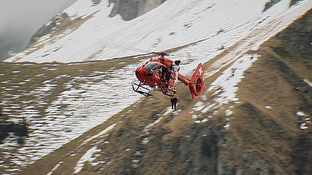Ein Hubschrauber der Schweizerischen Rettungsflugwacht am Säntis auf der Suche nach dem jungen Wanderer.