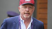 Boris Becker mit Mütze, unterwegs auf der Anlage in Wimbledon. Hier fühlt sich der dreimalige Sieger immer wohl &ndash; auch dann, wenn ...