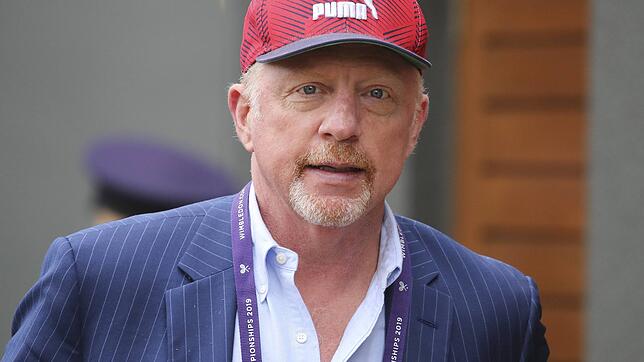Boris Becker mit Mütze, unterwegs auf der Anlage in Wimbledon. Hier fühlt sich der dreimalige Sieger immer wohl &ndash; auch dann, wenn ...