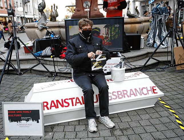 Karin Becker, Intendantin des Theaters Konstanz, am Mittwoch bei einer Demonstration zur Unterstützung der Veranstaltungsbranche.