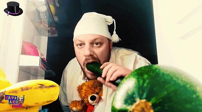 Frustessen: Nico Keller von den Ehemaligen der Junggesellen am Kühlschrank.