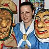 Die Duchtlinger Narren pflegen das Brauchtum: Vanessa Tschacher ist Maskenträgerin in der Gruppe der Herdöpfel-Wieber (rechts), deren ...
