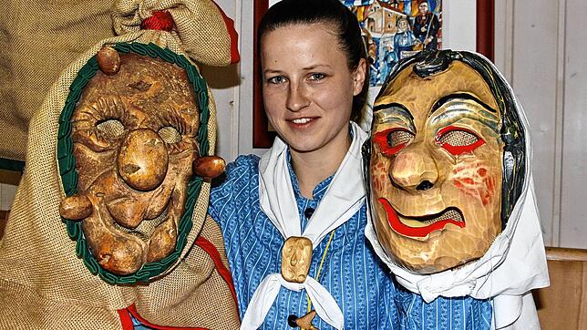 Die Duchtlinger Narren pflegen das Brauchtum: Vanessa Tschacher ist Maskenträgerin in der Gruppe der Herdöpfel-Wieber (rechts), deren ...