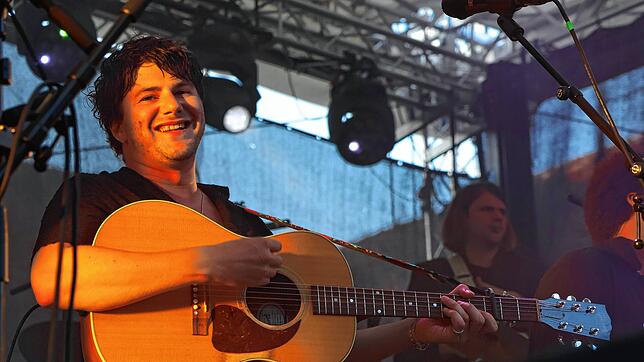 Faber, bürgerlich Julian Pollina, auf der Bühne im Innenhof der Caserne. Vor knapp 1000 Besuchern spielt der Schweizer im Rahmen des ...