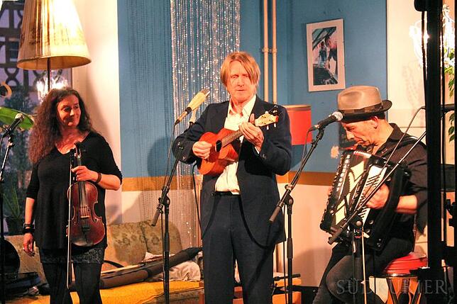 Den Berliner Musiker und seine Band konnte man Ende April im Café Moccafloor hören.