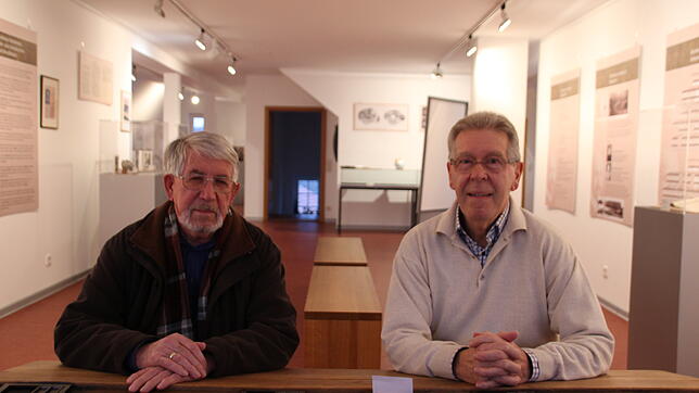 Hermann Strohmaier (links) und Jochen Goldt im Korbinian-Brodmann-Museum in Liggersdorf, wo am 17. November die Feier zum 150. ...