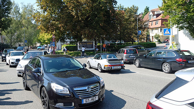 Dichtes Gedränge und Wendemanöver beherrschten das Bild vor den Einfahrten zu den Parkhäusern und vor den Absperrungen zur Innenstadt.
