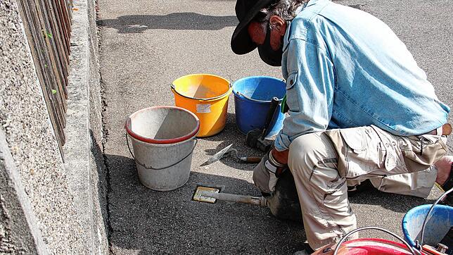 Der Künstler Gunter Demnig verlegt den Stolperstein für Josepha Trost in der Bollstetterstraße 2. Dies war der letzte frei gewählte ...