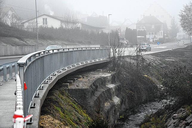 Der auskragende Gehweg auf der Fluss-Seite der Bundesstraße. Zur Zizenhausener Aach hin musste die Straße aufwendig abgestützt werden. ...