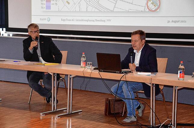 Bürgermeister Robert Scherer und Wolfgang Wahl (von links) im Gespräch mit den Bürgern.