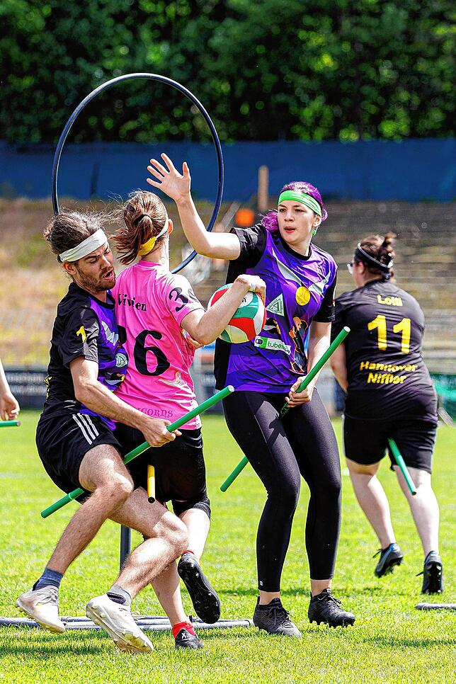 So geht Quidditch: Beim Spiel der Broomicorns (in Pink) gegen die Hannover Niffler (in Lila) zeigt sich, dass es notfalls auch ohne ...