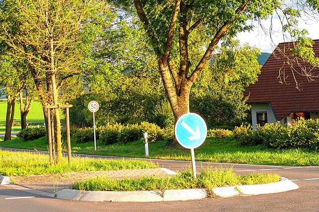 Im Bau einer Verkehrsinsel an der Ortseinfahrt aus Richtung Donaueschingen, wie im Bild an der Kreuzung K5756 in Richtung Schlehenweg, ...