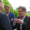 Gesundheitsminister Manne Lucha im Gespräch mit dem Medizinischen Direktor Jochen Wöhrle (links), Klinikchef Franz Klöckner (rechts) und ...