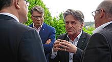 Gesundheitsminister Manne Lucha im Gespräch mit dem Medizinischen Direktor Jochen Wöhrle (links), Klinikchef Franz Klöckner (rechts) und ...