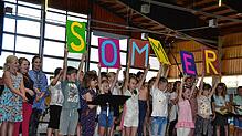Sich einfach nur berieseln lassen, das gilt nicht. Beim Lied „Sommer“ fordern die Schüler das Publikum zum Mitmachen auf. Bild: ...