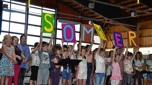 Sich einfach nur berieseln lassen, das gilt nicht. Beim Lied „Sommer“ fordern die Schüler das Publikum zum Mitmachen auf. Bild: ...