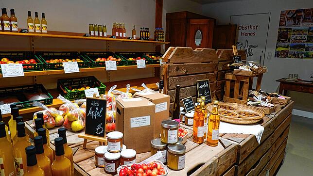 Der Hofladen mit Selbstbedienung vom Obsthof Henes in Lottstetten. Dort gibt es selbstgebrannte Liköre und Schnäpse, frisches Obst, ...