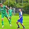 Philipp Kunzelmann (Mitte) vom Aufsteiger SV Waldhaus, hier im Spiel beim FC Hauingen, hat es mit seinem ersten Bezirksliga-Tor – zum ...