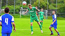 Philipp Kunzelmann (Mitte) vom Aufsteiger SV Waldhaus, hier im Spiel beim FC Hauingen, hat es mit seinem ersten Bezirksliga-Tor – zum ...