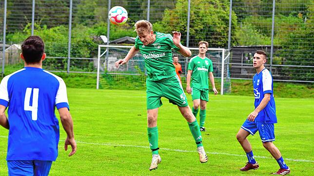 Philipp Kunzelmann (Mitte) vom Aufsteiger SV Waldhaus, hier im Spiel beim FC Hauingen, hat es mit seinem ersten Bezirksliga-Tor – zum ...