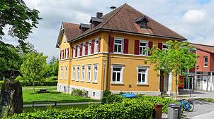 Parallel zur Schulstraße und Altbau sollen Container für die Bibliothek aufgestellt werden. Mülleimer und Radständer müssen an eine ...