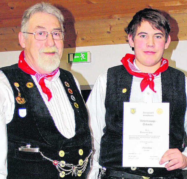 Zunftmeister Helmut Mellert mit dem Geehrten Dominik Hirt.