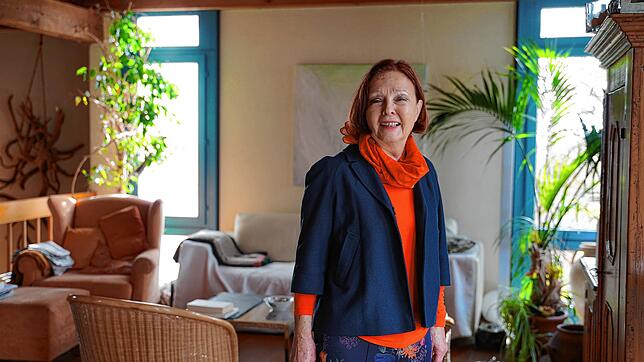 Karin Rehbock-Zureich in ihrem Wohnzimmer zu Hause in Jestetten: Auch heute noch ist die frühere SPD-Bundestagsabgeordnete politisch ...