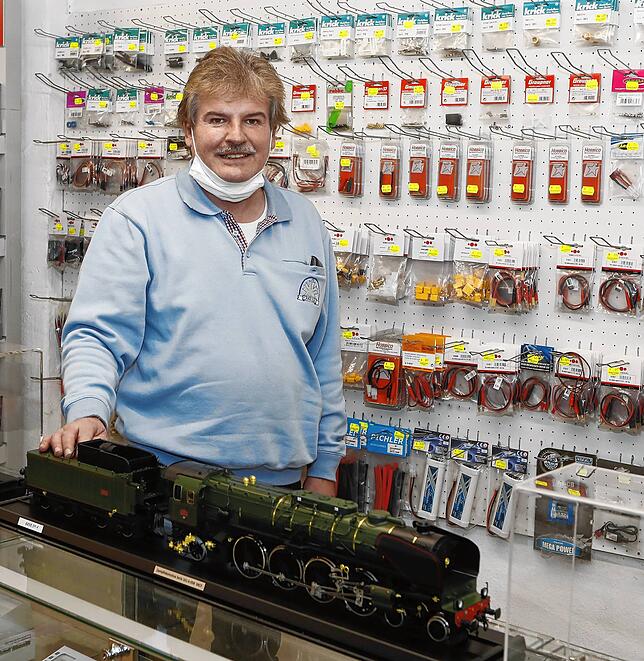 Armin Hauer vom gleichnamigen Modellbau Fachgeschäft steht vor einem Prachtstück einer Modell-Lokomotive.