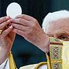 Der damalige Papst Benedikt XVI. zelebriert die Corpus-Domini-Messe vor der Lateranbasilika anlässlich des Festes des Leibes und Blutes ...