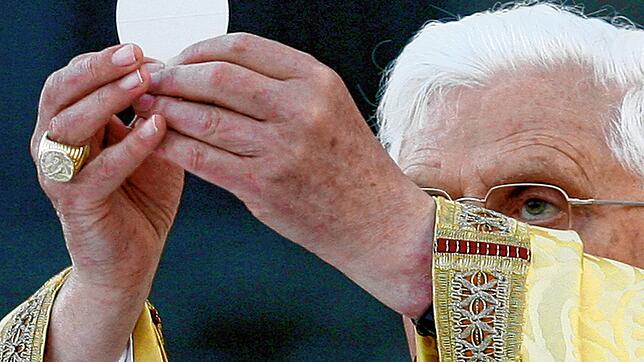 Der damalige Papst Benedikt XVI. zelebriert die Corpus-Domini-Messe vor der Lateranbasilika anlässlich des Festes des Leibes und Blutes ...