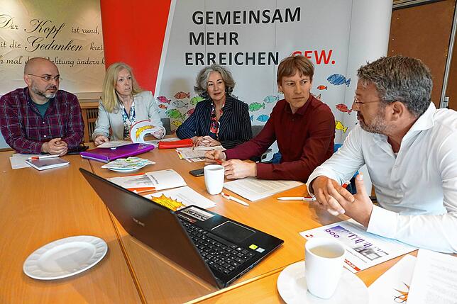 Machen die Resolution von 16.000 Lehrkräften öffentlich (von links): die GEW-Funktionäre Klaus Manesa, Heidi Drews, Martina ...