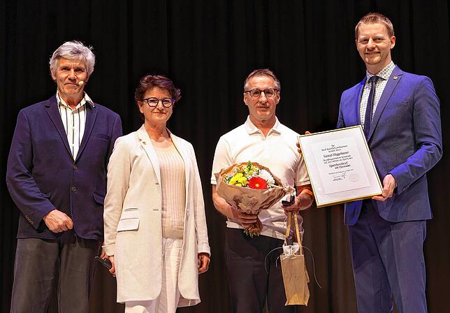 Konrad Wiggenhauser (Zweiter von rechts) erhält mit dem Sportehrenbrief die höchste Auszeichnung des Abends von Oberbürgermeister Simon ...