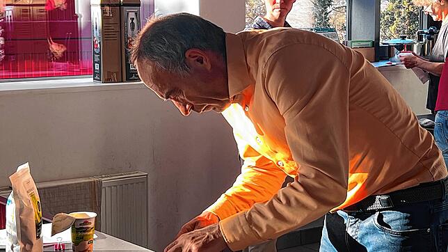 Badische Küche trifft auf Grünzeug aus dem Meer: Michael Schmid bereitet beim VSH-Kochkurs konzentriert die Flammkuchen mit Algen zu.