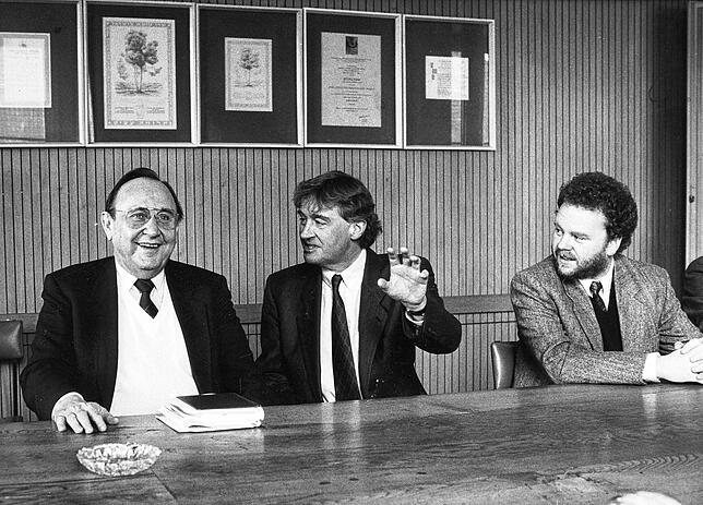 Hans-Dietrich Genscher (links mit Pollunder) ist im März 1988 Gast des SÜDKURIER an dessen Eichentisch in der „Kapelle“. In der Mitte ...