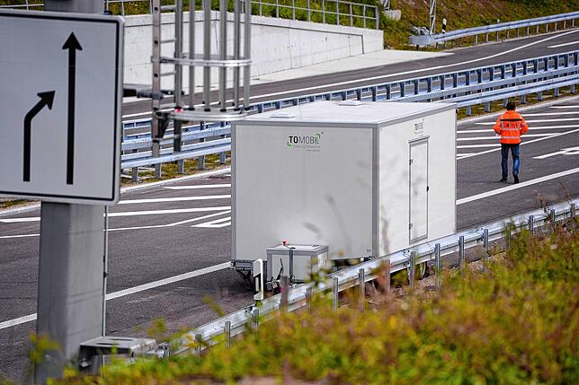 Freie Fahrt in Sicht: Doch auch der Abtransport des inzwischen angehängten Toilettenwagens gestaltet sich schwierig.