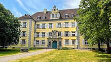 Das Landgericht Konstanz verurteilte den 34-Jährigen zu einer mehrjährigen Haftstrafe. Im Januar 2023 wurden in seiner Salemer Wohnung ...