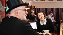 Altbürgermeister Rainer Stolz und seine Nachfolgerin Susen Katter lauschen einem Redebeitrag beim Uffwirmkaffee des Narrengerichts im ...