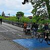 Radfahrer vor der Fahrradbrücke in Richtung Altstadt und Paradies.