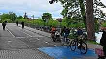 Radfahrer vor der Fahrradbrücke in Richtung Altstadt und Paradies.