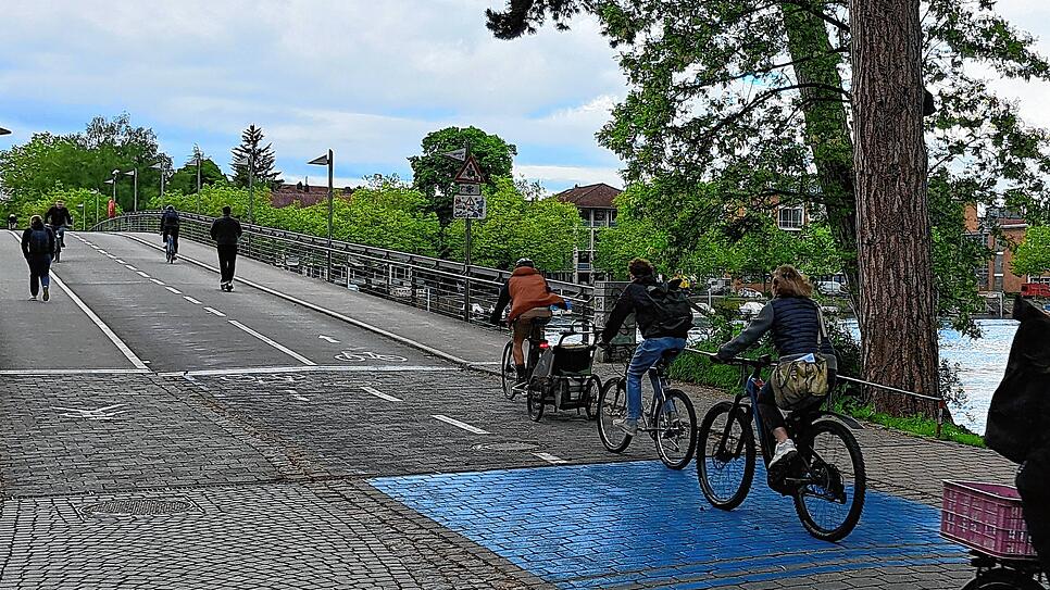 Radfahrer vor der Fahrradbrücke in Richtung Altstadt und Paradies.