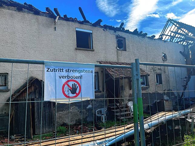 Die Rückseite des Bauernhauses. Neben dem Hintereingang befindet sich die Küche.