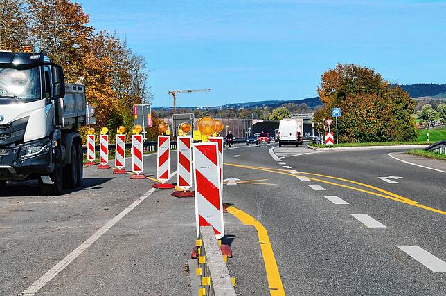 Autofahrer auf der B 27 in Richtung Schweiz werden kurz nach der Lärmschutzwand im Hintergrund auf die B 31 umgeleitet. Rund 200 Meter ...