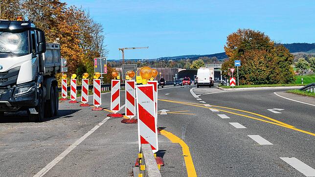 Autofahrer auf der B 27 in Richtung Schweiz werden kurz nach der Lärmschutzwand im Hintergrund auf die B 31 umgeleitet. Rund 200 Meter ...