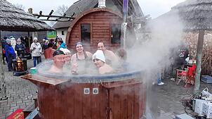 Nach dem Bad im eiskalten Schlosssee lockt der dampfende Whirlpool. Dahinter steht eine mobile Sauna bereit.