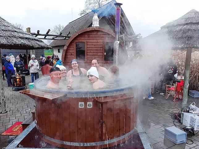 Nach dem Bad im eiskalten Schlosssee lockt der dampfende Whirlpool. Dahinter steht eine mobile Sauna bereit.